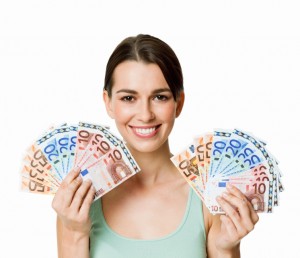 Mujer joven con dinero