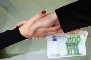 Dándose la mano con dinero