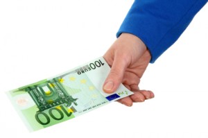 Mano dando 100 euros