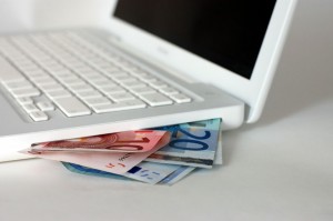 Portátil con dinero