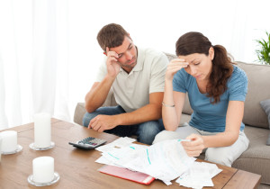 Pareja revisando facturas